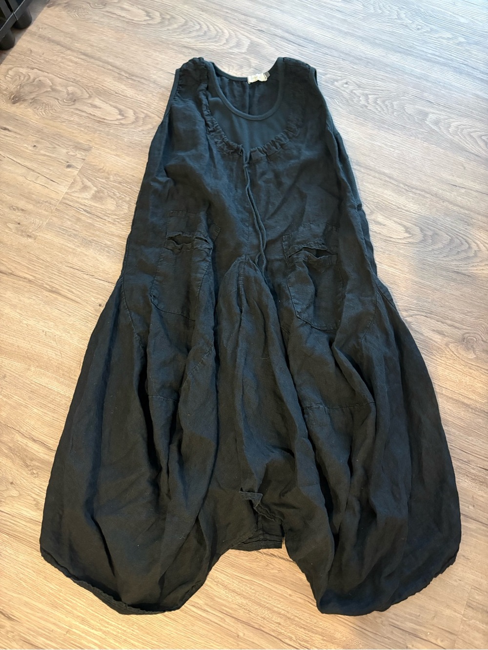 100% Linen - Made in Italy -Minimal Black Sleeveless Midi Dress with Pockets - Picture 2 of 2